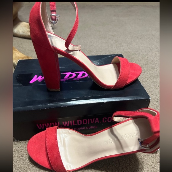 Women’s Heels - Picture 1 of 4